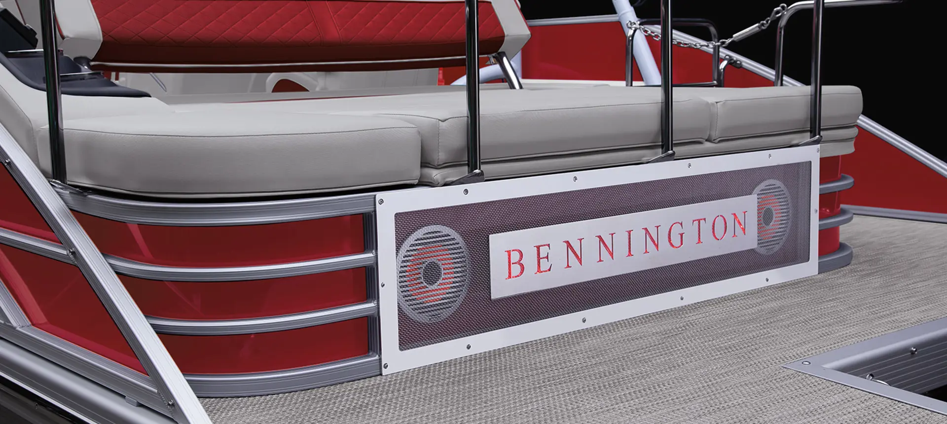 stern view of a bennington l pontoon boat with swingback floor plan