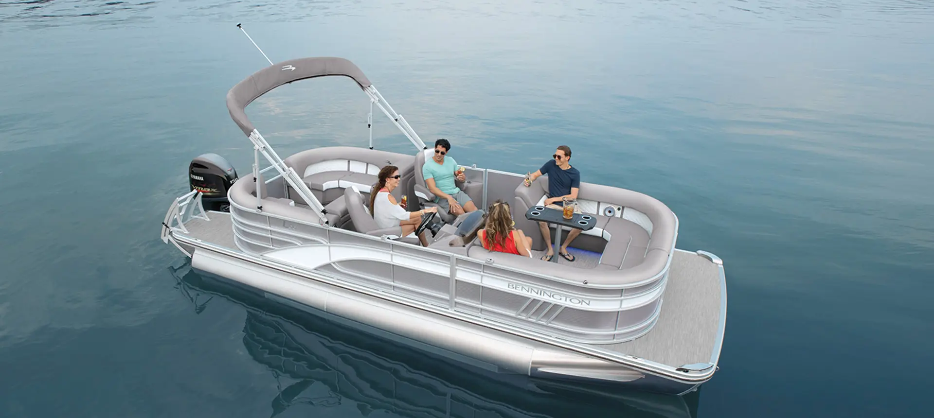 bennington l pontoon boat with quad bench floor plan floating on a lake