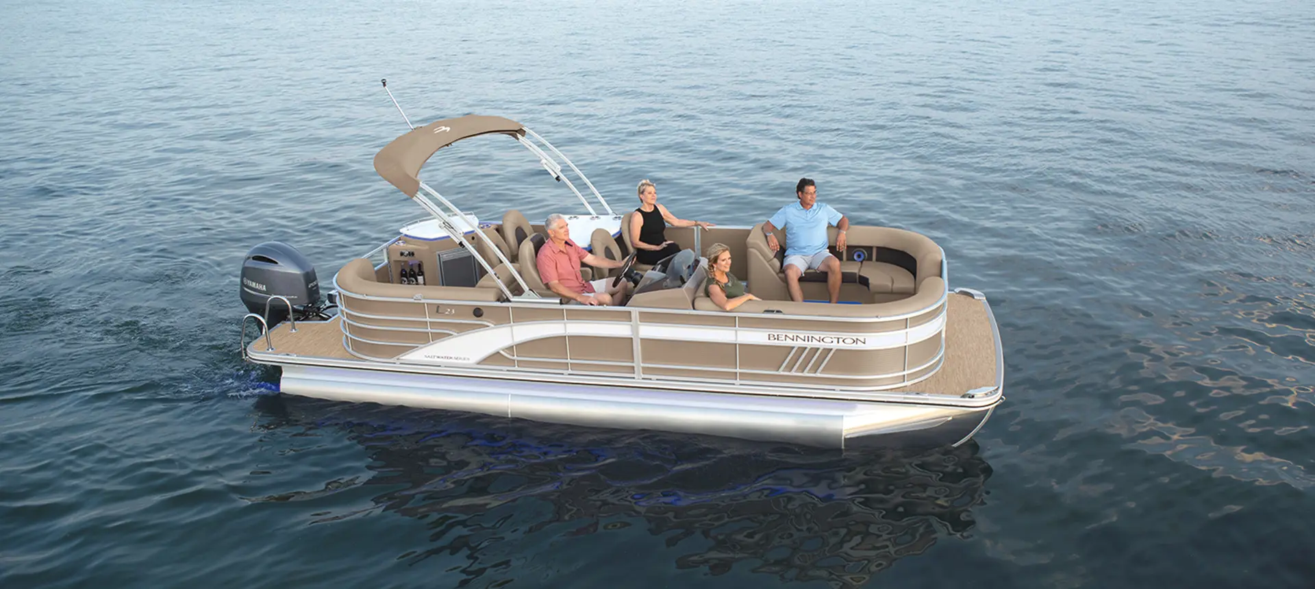 bennington l pontoon boat floating on a lake