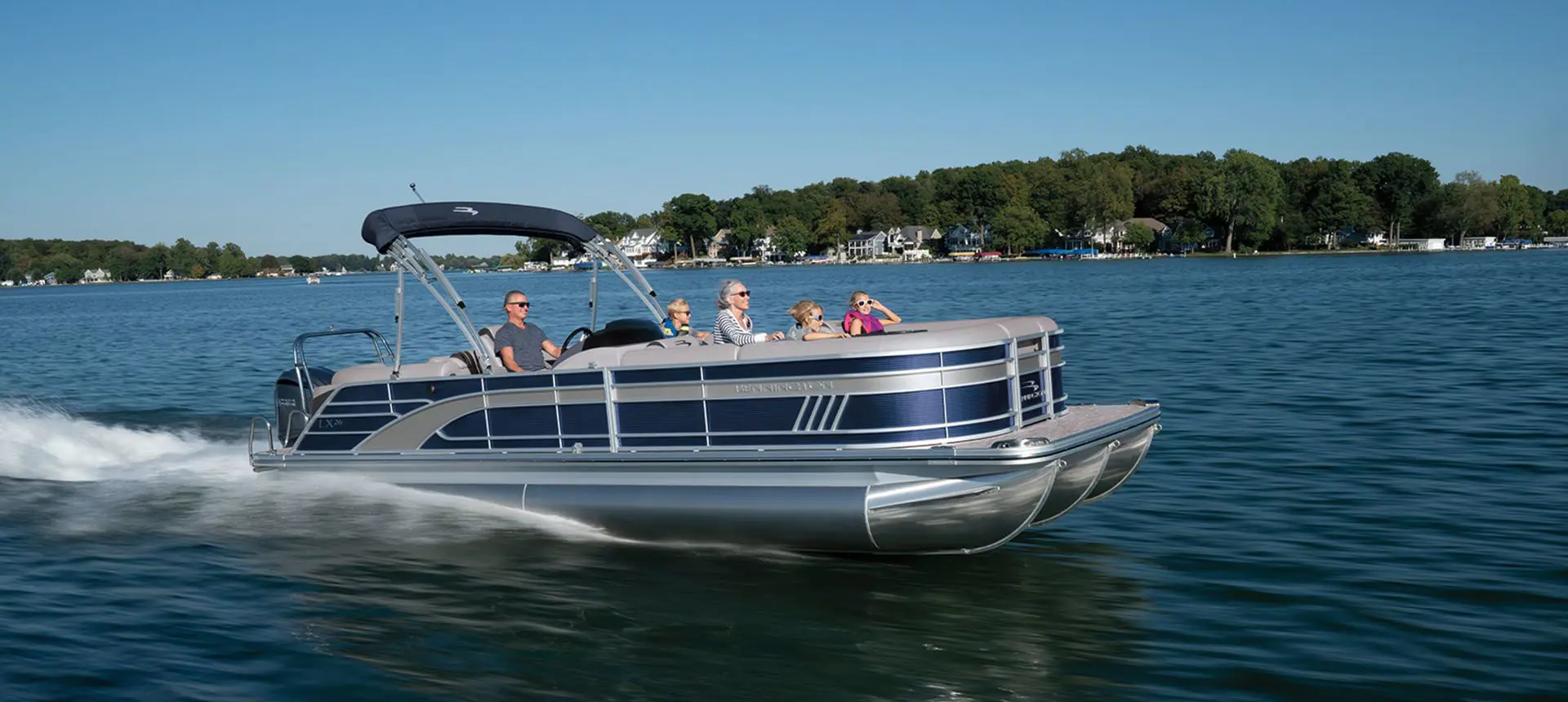 bennington lx pontoon boat cruising on a lake