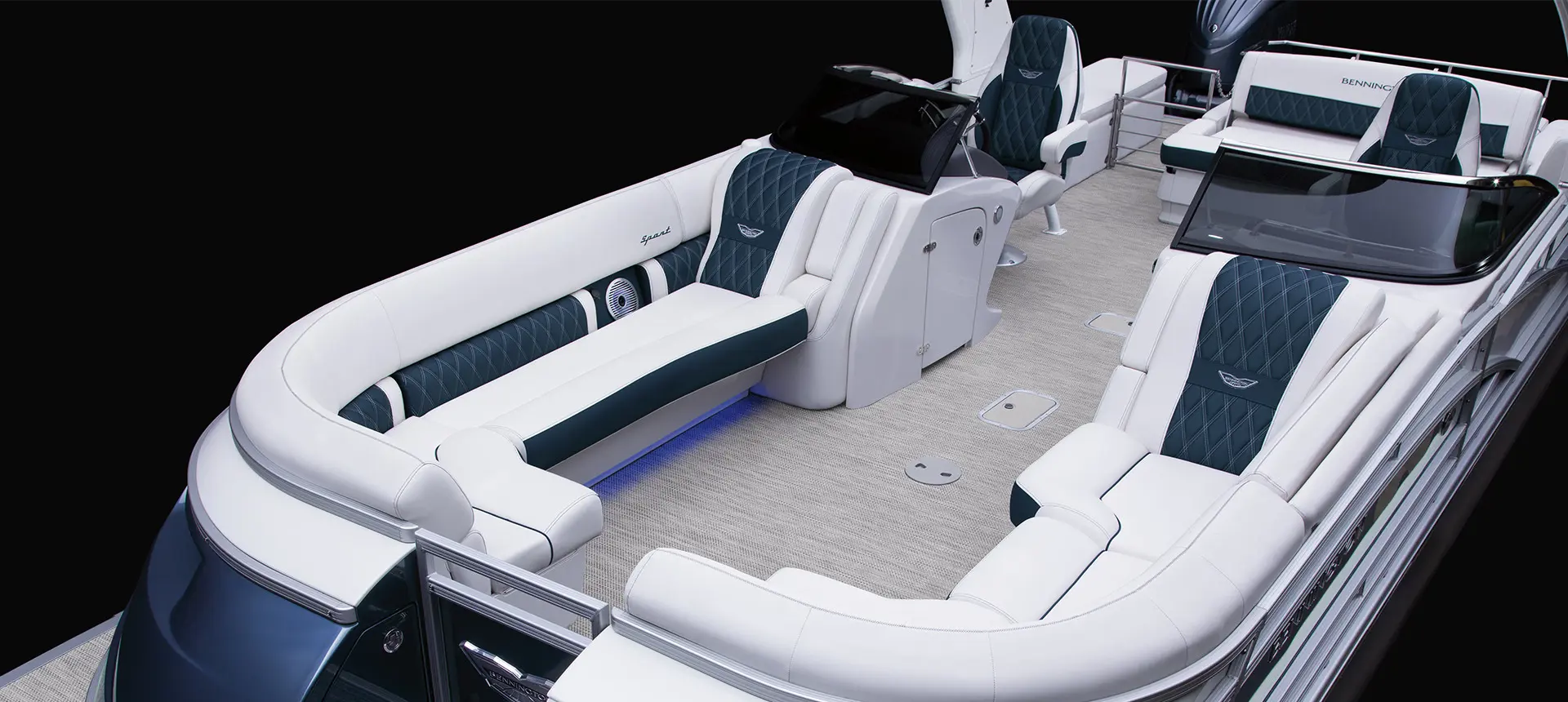 bow seating on a bennington q pontoon boat with swingback floor plan