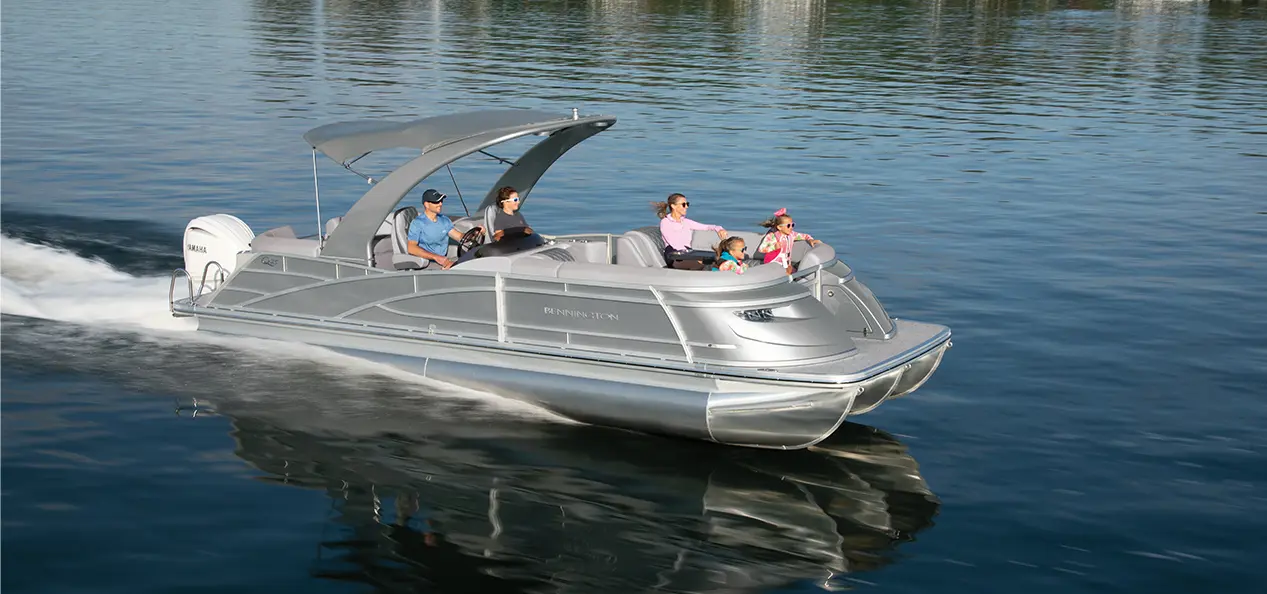 a Bennington Q Pontoon Boat speeding across a lake