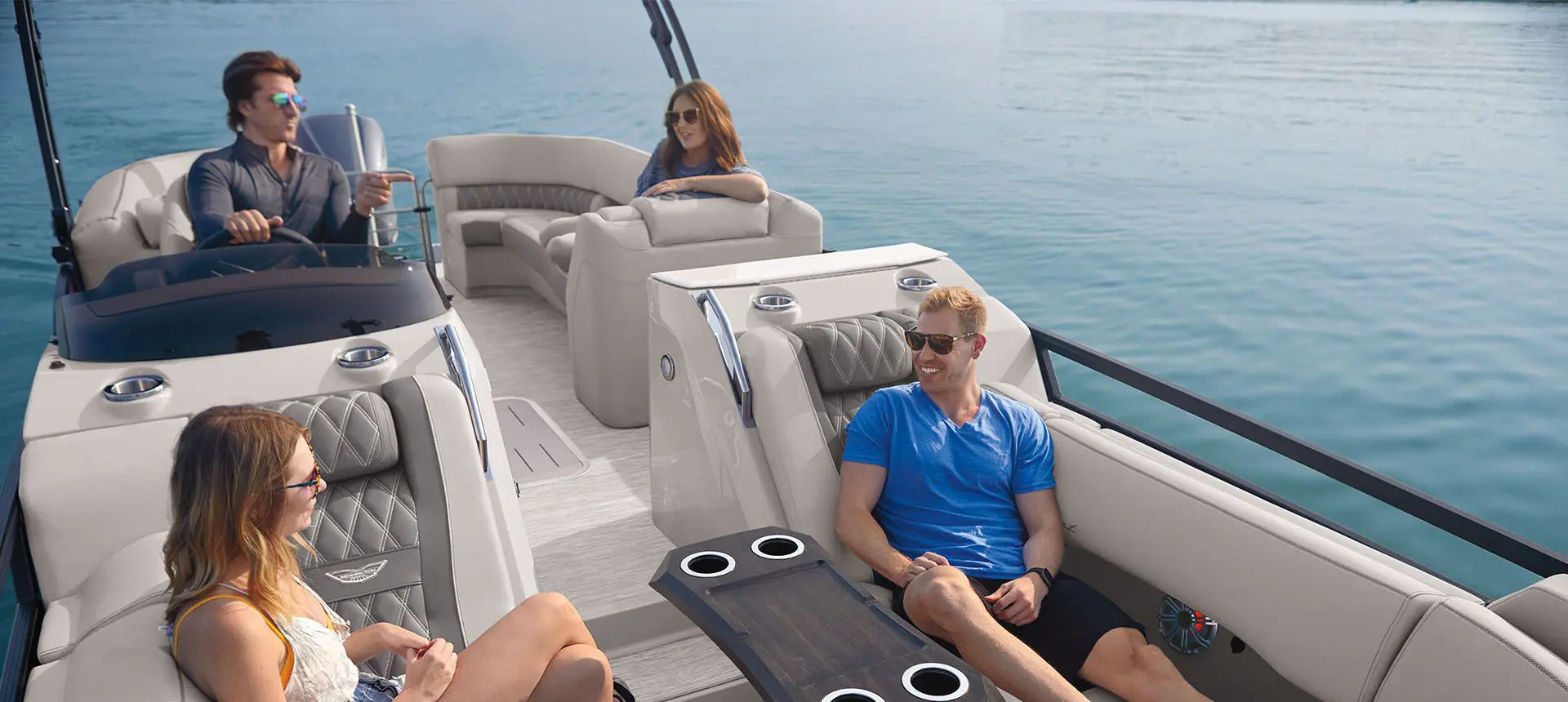 Four people chilling while cruising on a Bennington R Bowrider