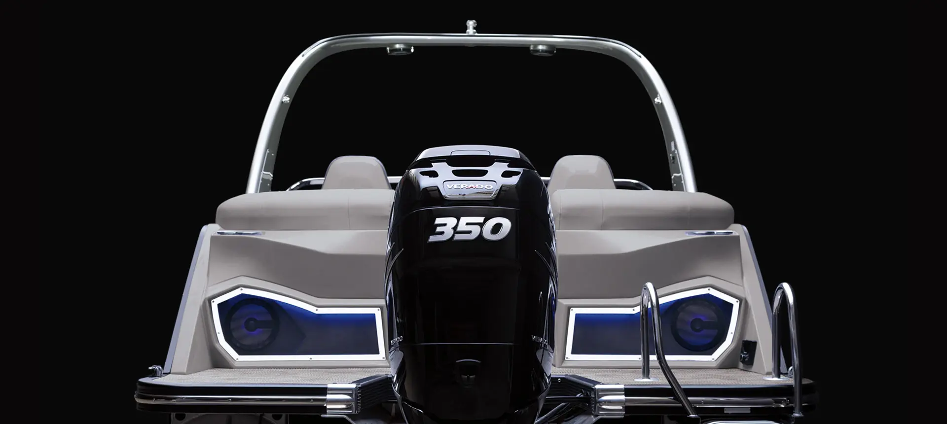 rear view of the stern in a Bennington R pontoon