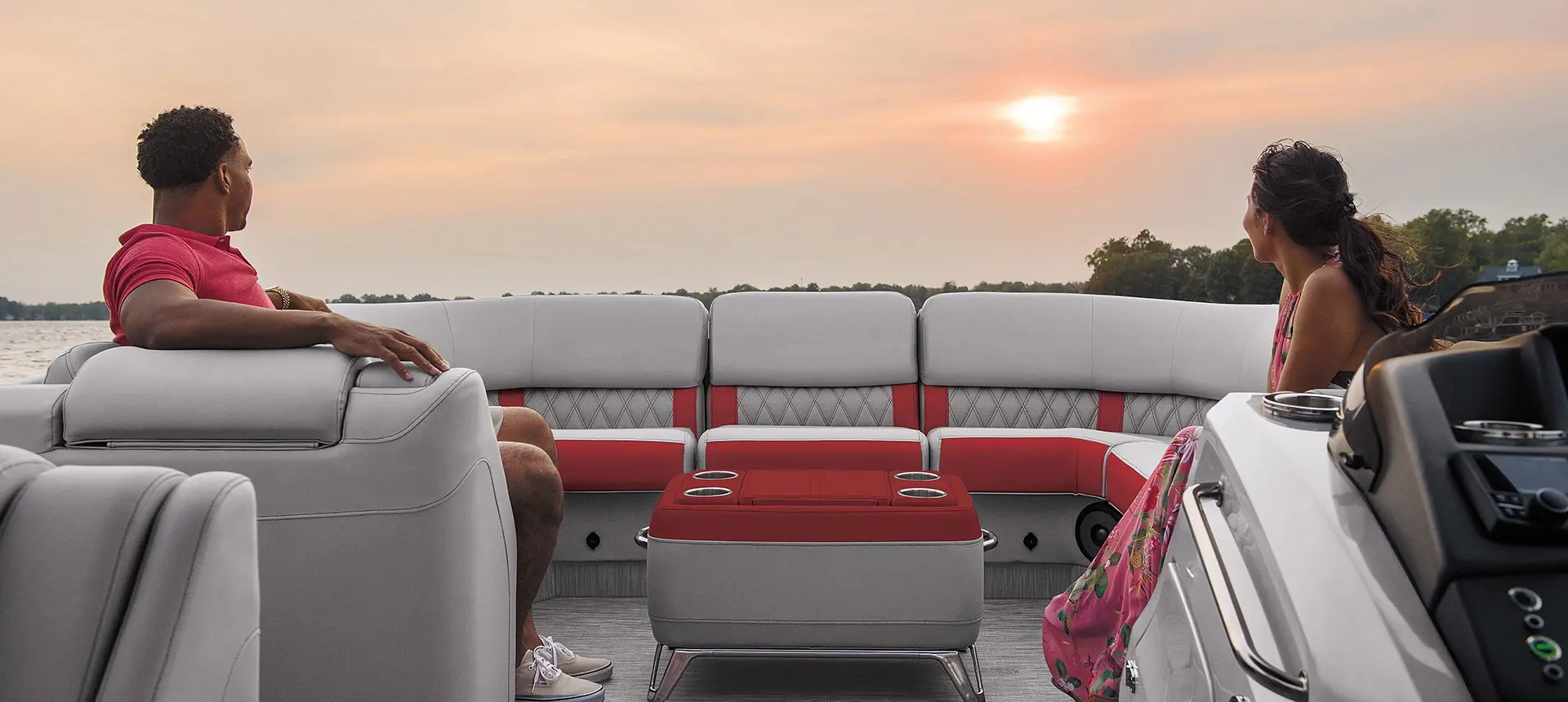 A couple enjoying the sunset in a Bennnigton R pontoon
