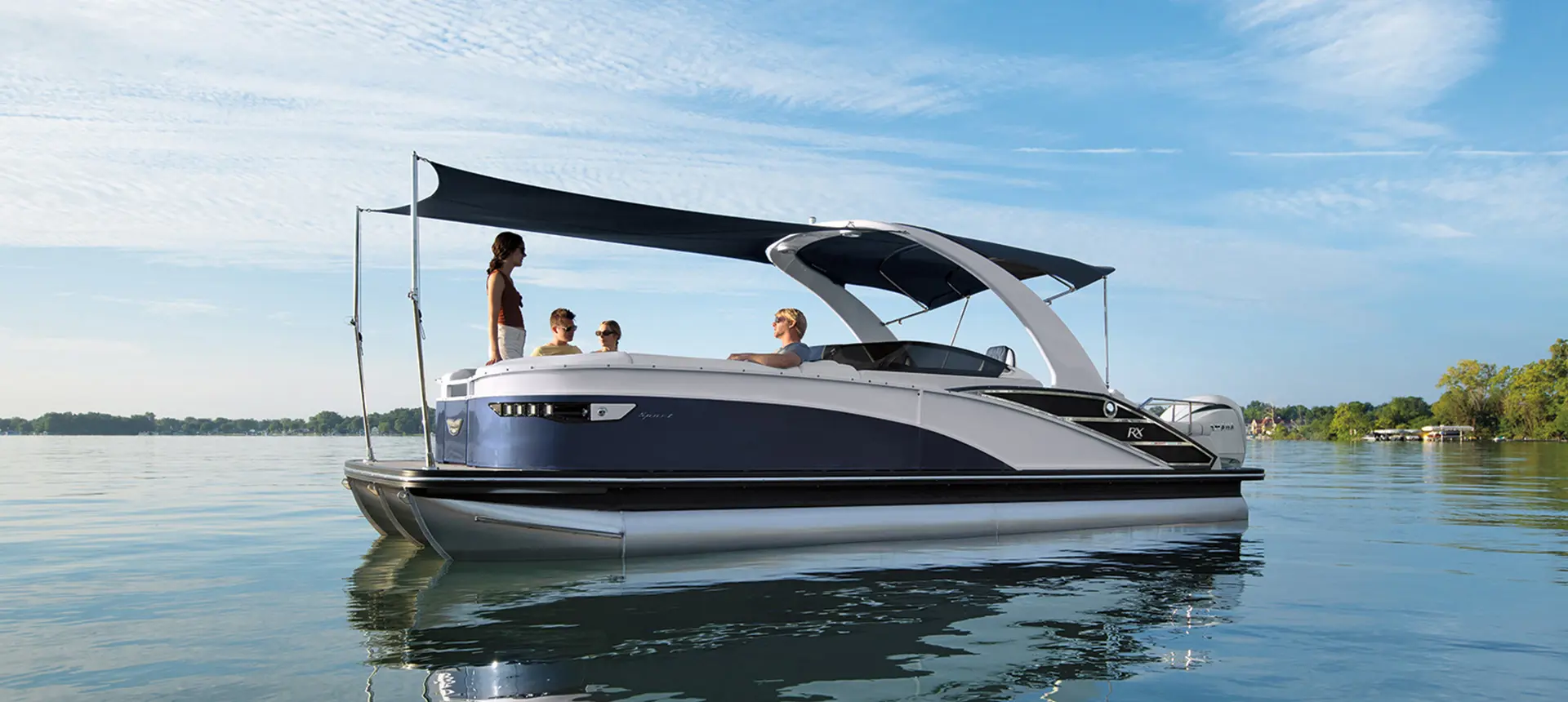 people chatting under the canopy on a bennington rx sport pontoon boat