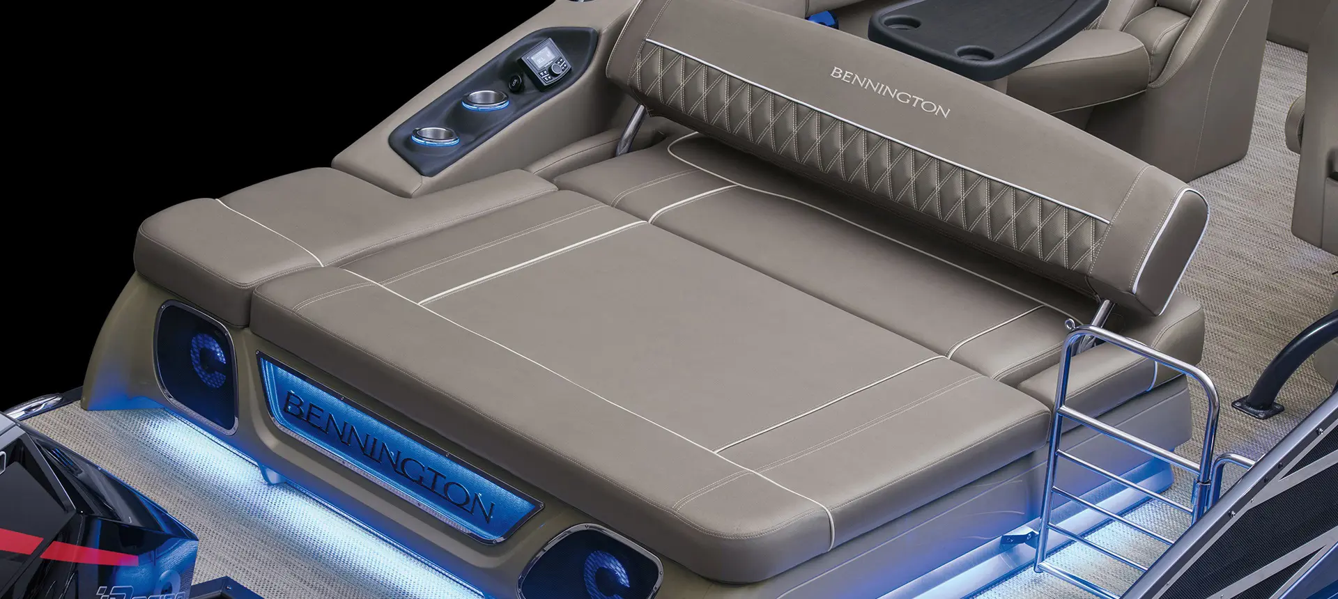 swingback floor plan on a Bennington RX Sport pontoon boat