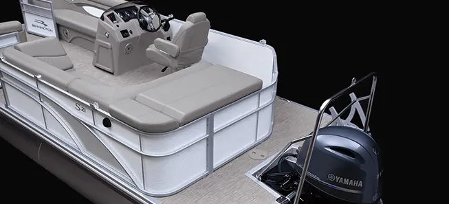 stern on a Bennington S pontoon boat with l-bench floor plan