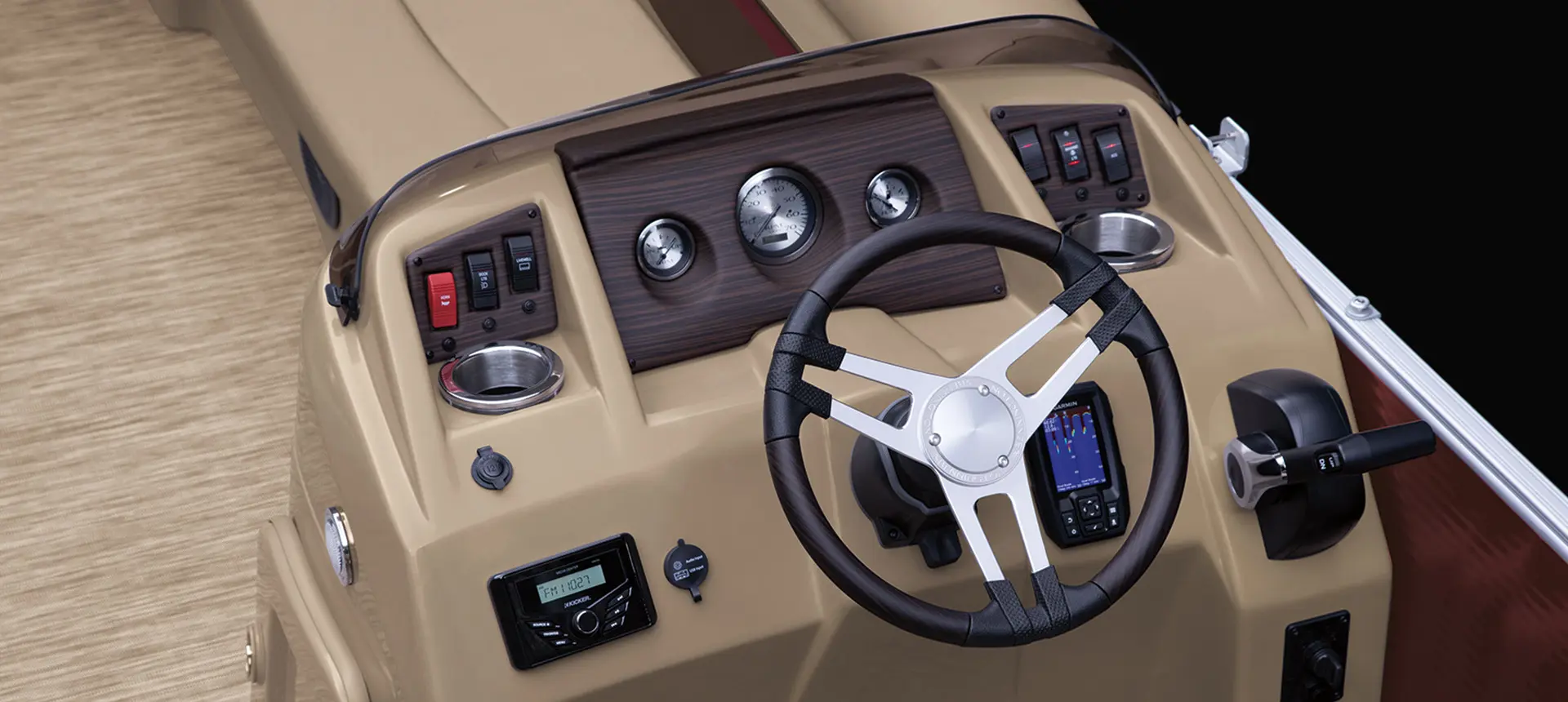 steering console on a Bennington S pontoon boat