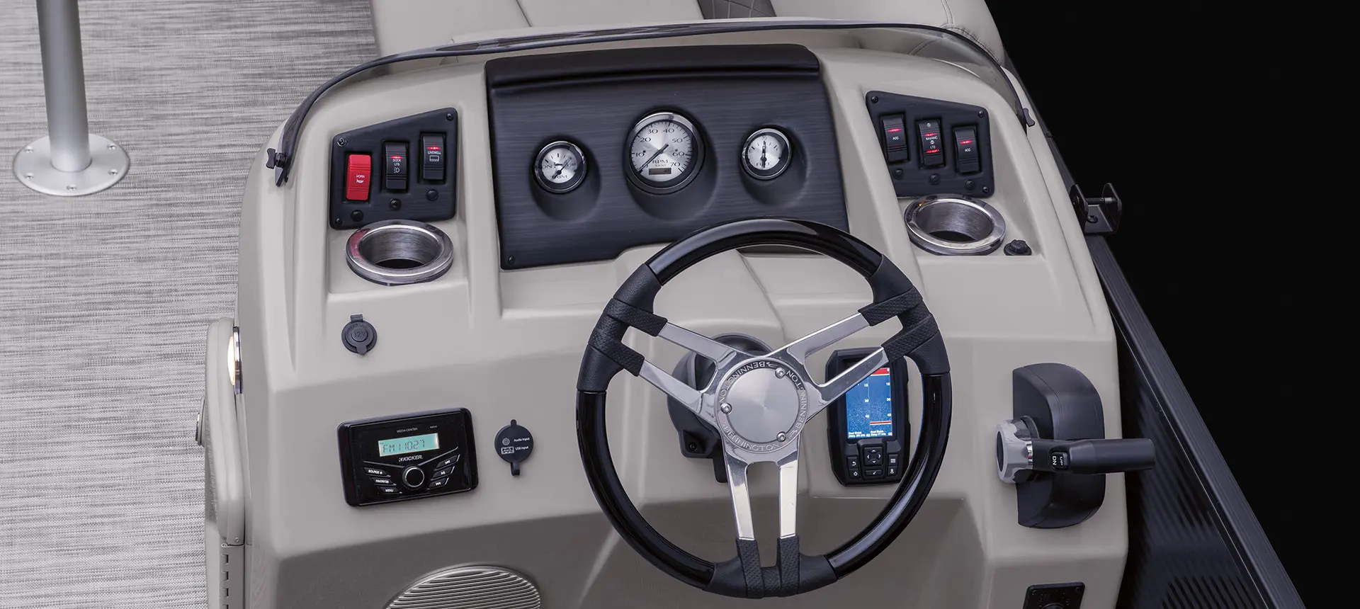 steering helm on a Bennington S pontoon boat