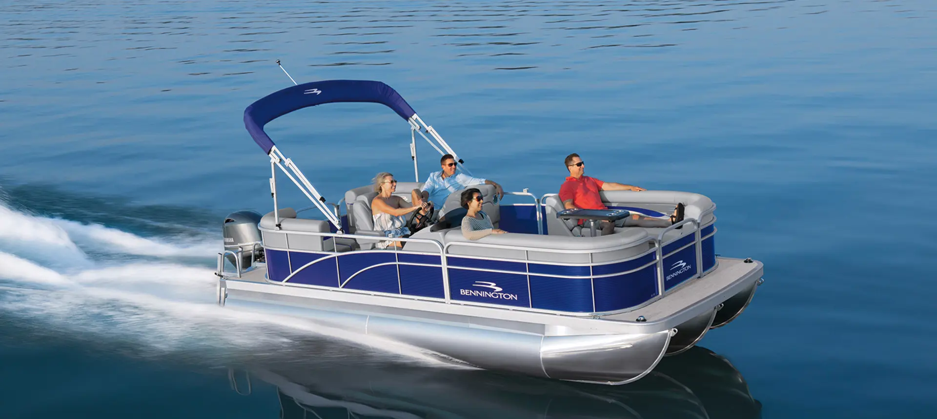 family cruising the lake on a Bennington SV pontoon boat