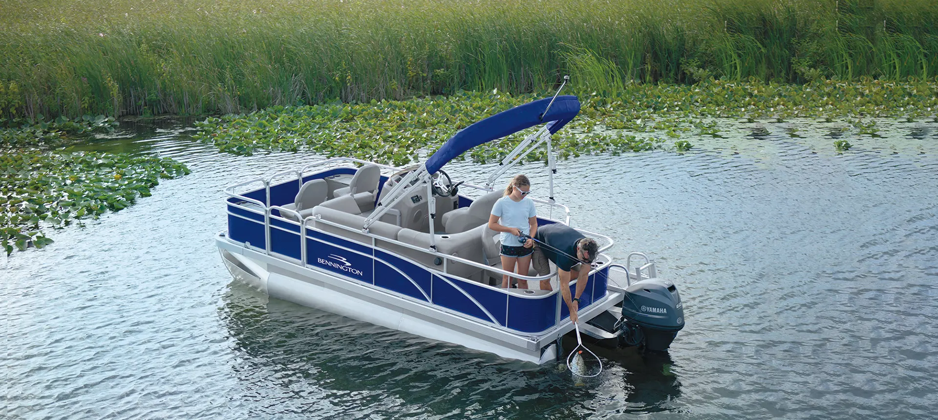 couple fishing on a Bennington SV pontoon boat