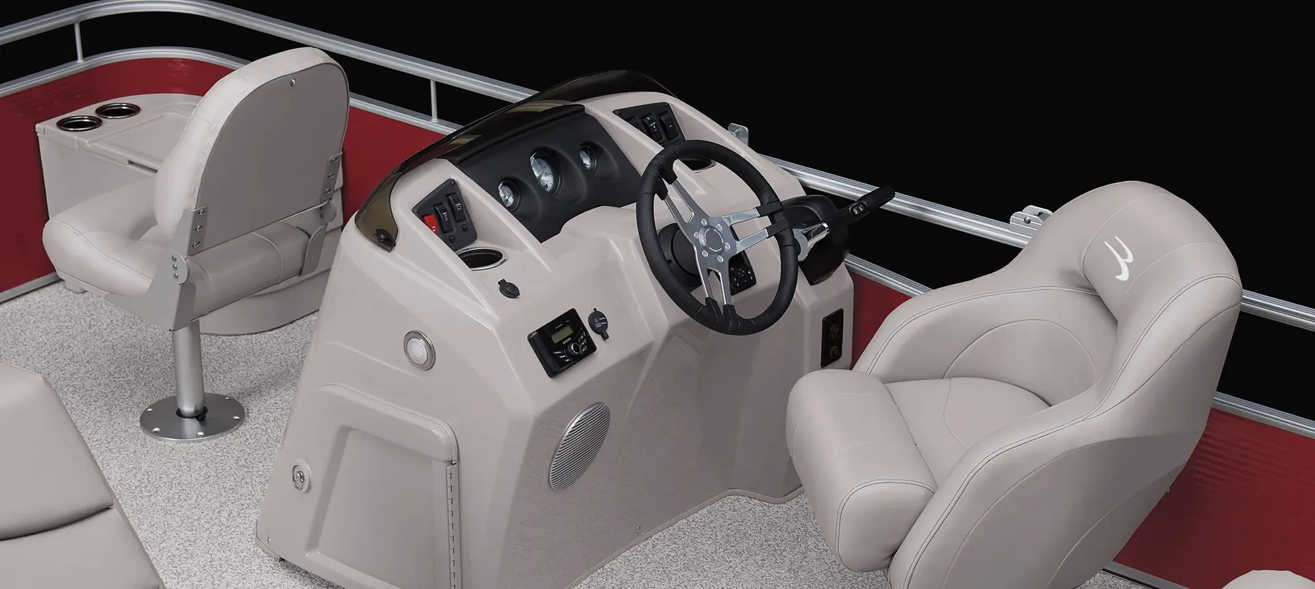 captain's chair and helm on a Bennington SV pontoon boat with fishing floor plan