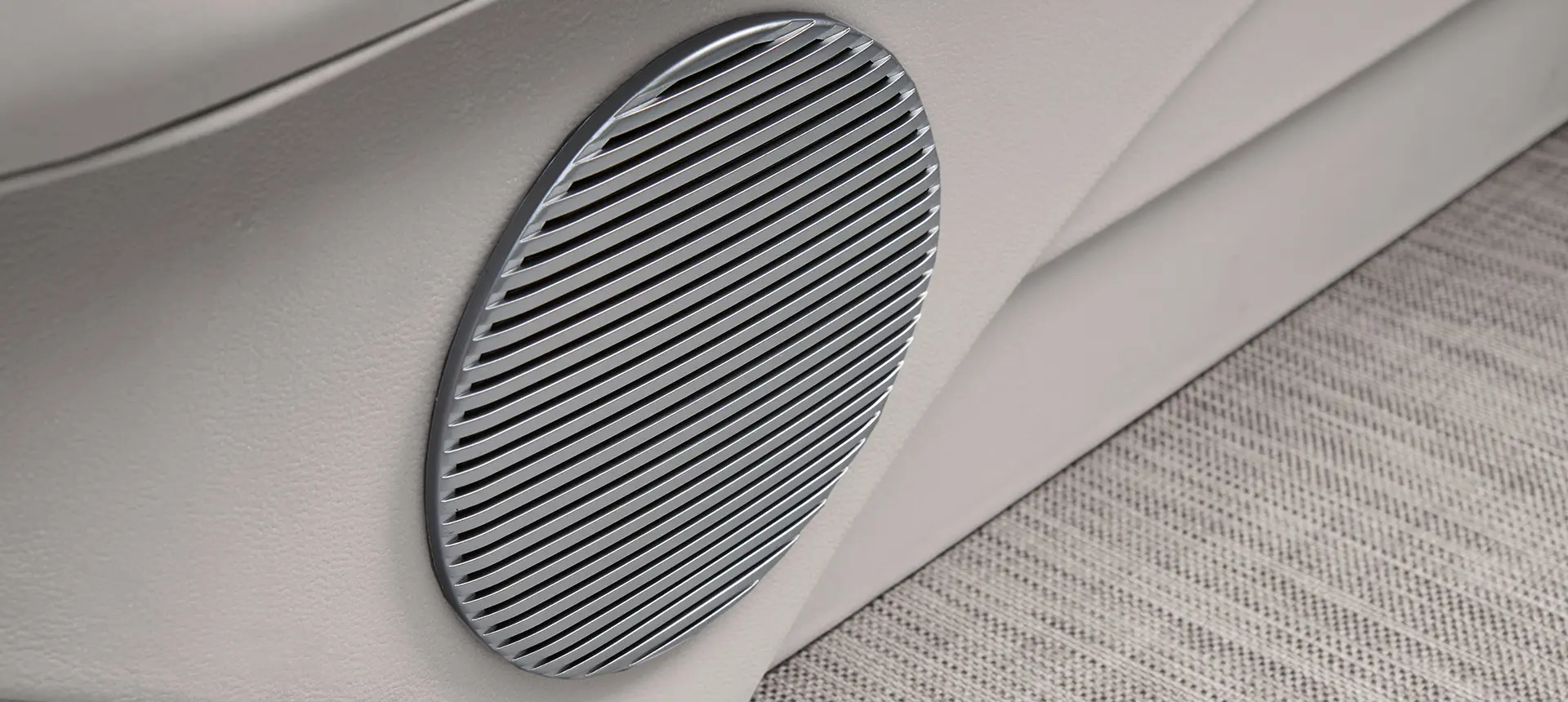 integrated speaker on a Bennington SV pontoon boat