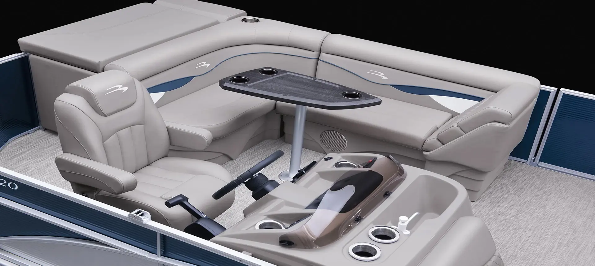 captain's chair and helm on a Bennington SV pontoon boat with l-bench floor plan