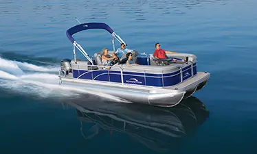 family cruising the lake on a Bennington SV pontoon boat