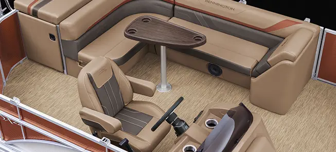 captain's chair and l-bench seat on a Bennington SX pontoon boat