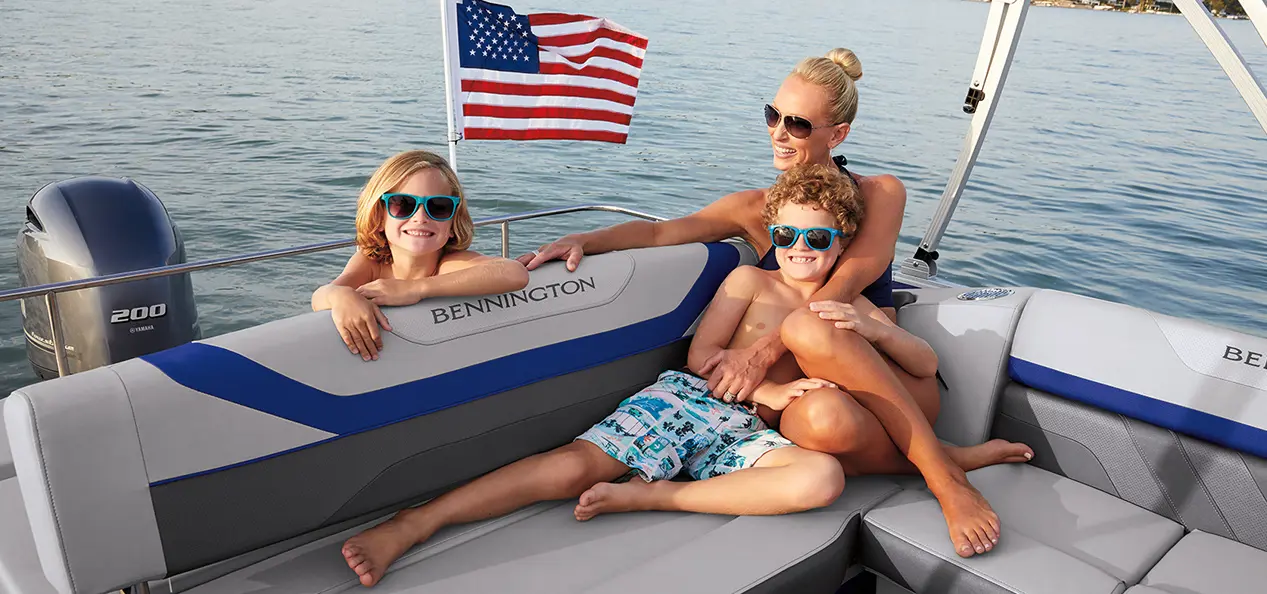 family relaxing on a Bennington SX pontoon boat