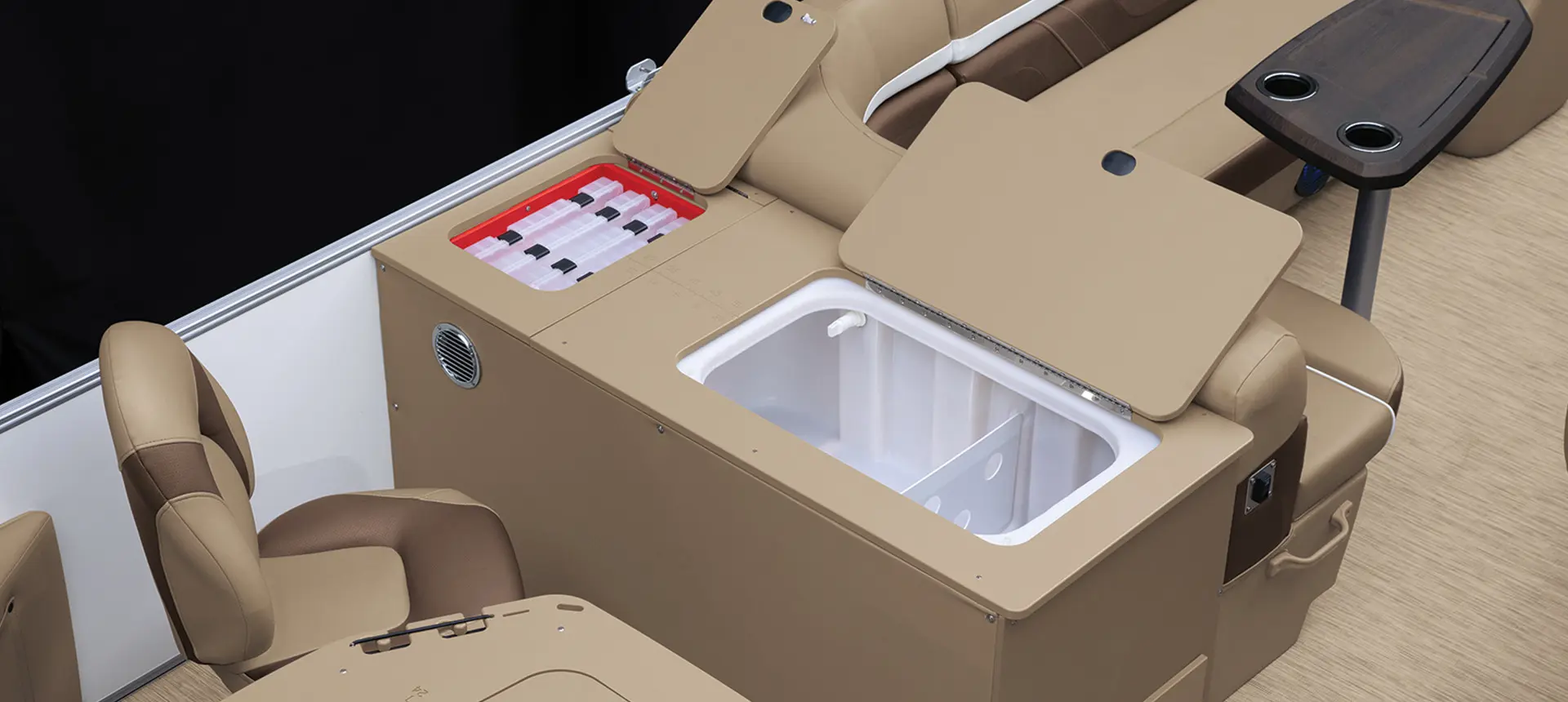 tackle storage and livewell on a Bennington SX pontoon boat with fishign floor plan