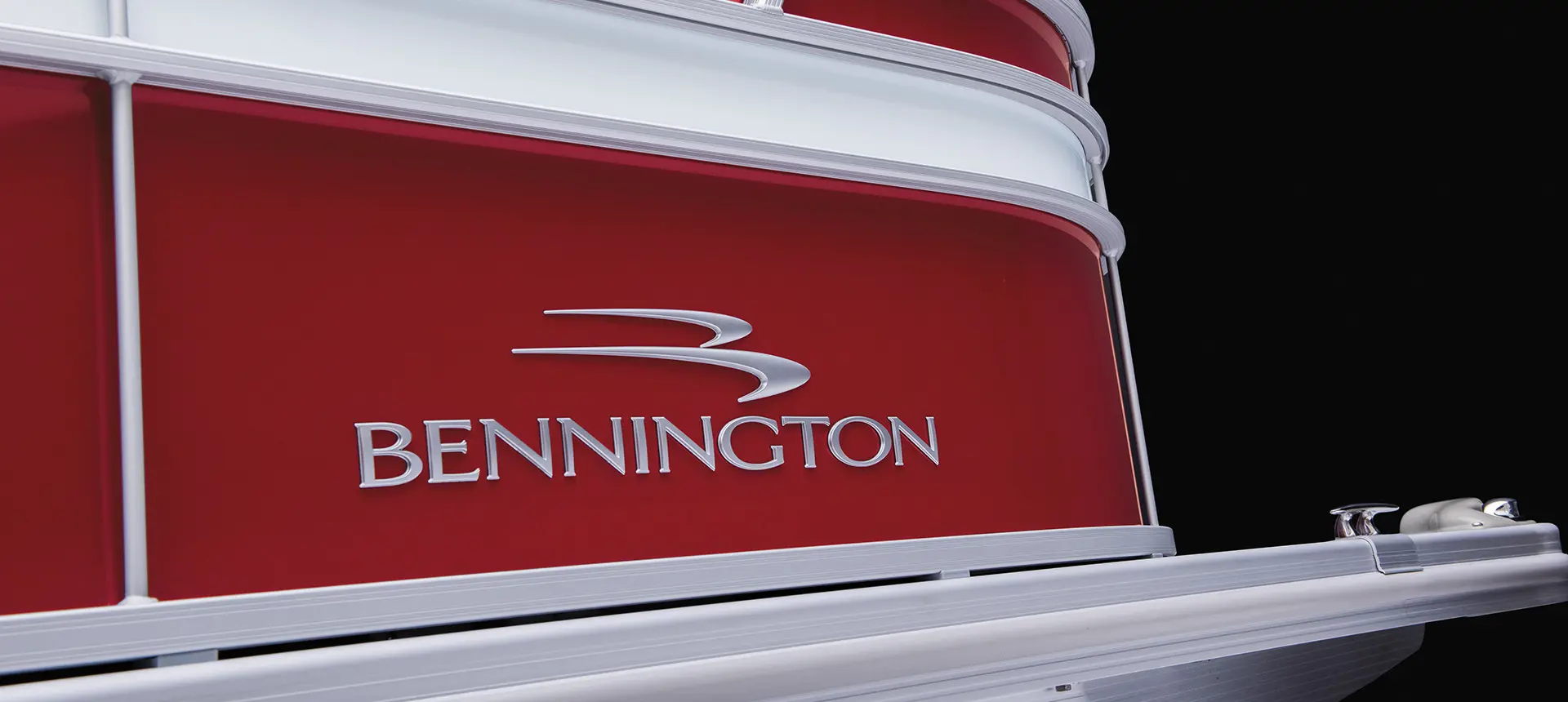 Closeup of the Bennington logo on a Bennington SX pontoon boat