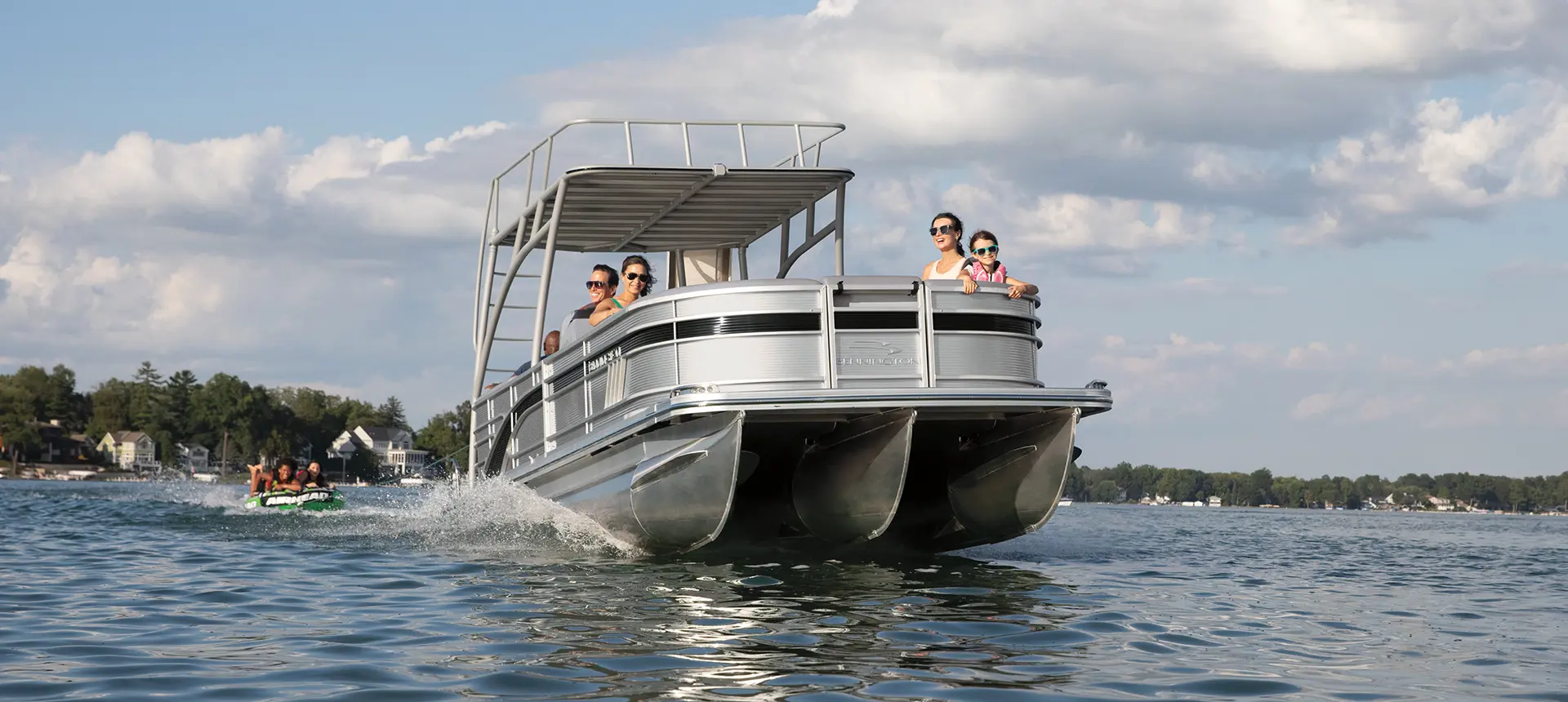 bennington l pontoon boat floating on a lake