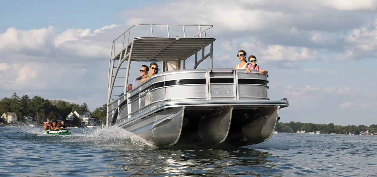 bennington l pontoon boat floating on a lake
