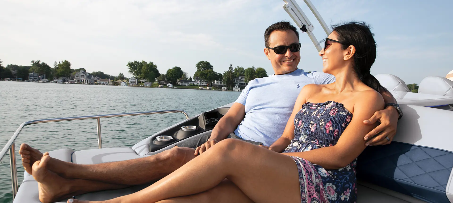 couple cuddling on the swinback seat of a bennington l pontoon boat