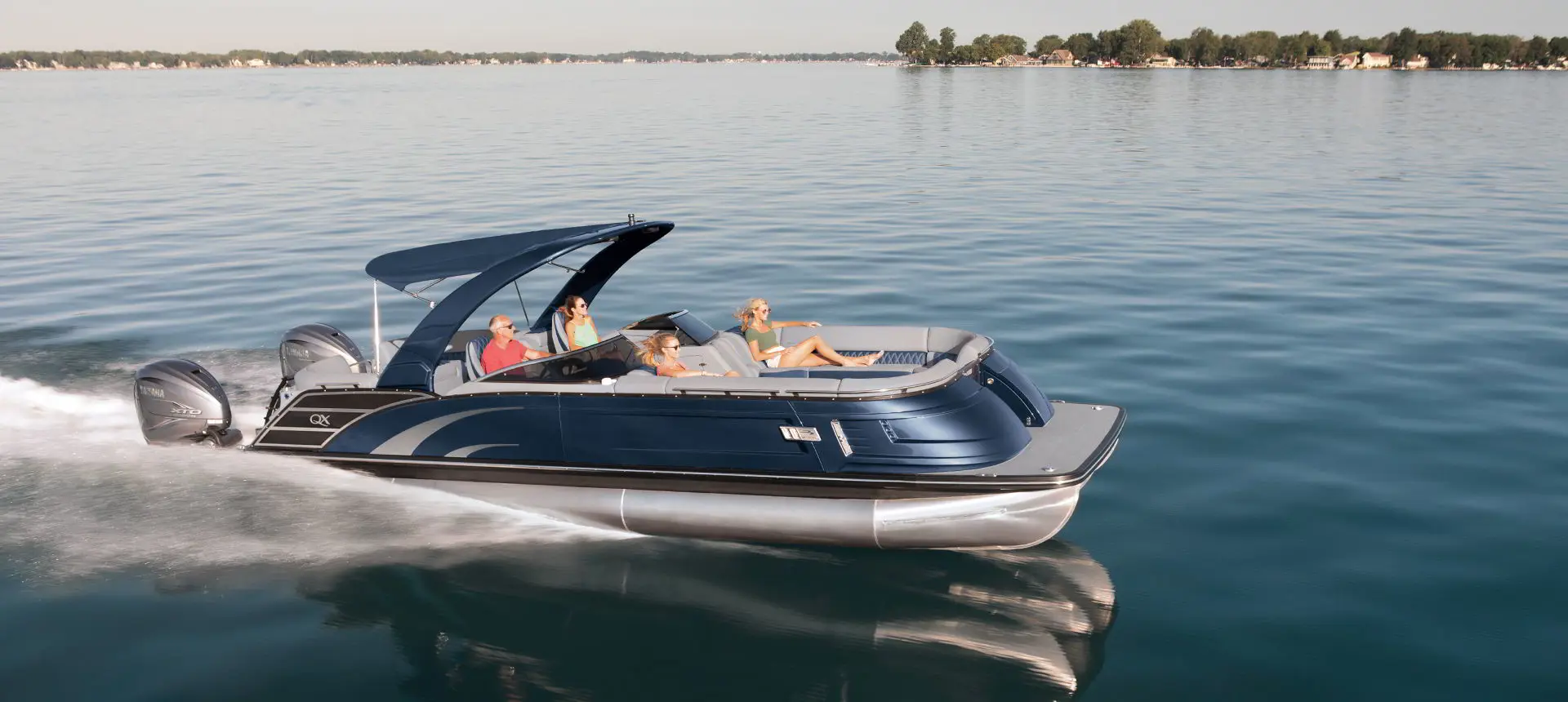 side view of a Bennington QX pontoon boat