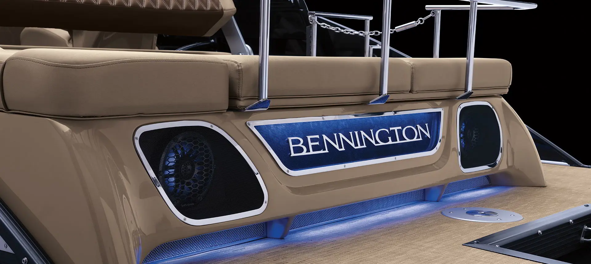 bennington logo and stern speakers on a Bennington QX pontoon boat