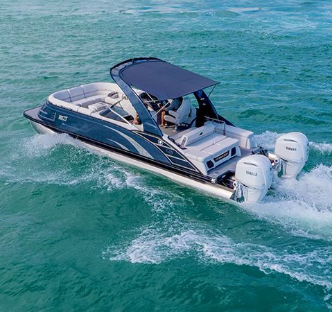 Bennington Ocean pontoon boat on cruising on the ocean.