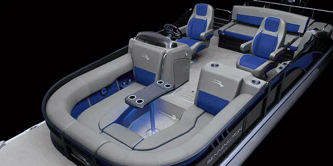 Overhead view of a Bennington L Bowrider Line pontoon boat with Swingback layout.