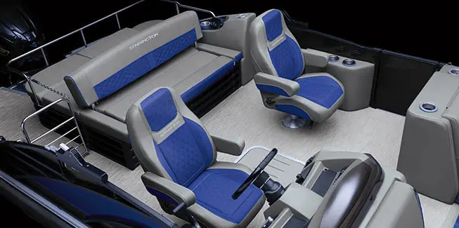 Co-captains chairs and stern swingback seat on a Bennington L Bowrider Line pontoon boat with Swingback floor plan.