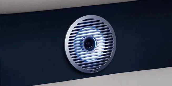 Integrated Kicker speakers on a Bennington L Bowrider Line pontoon boat.