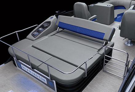 Bennington L Bowrider Line pontoon boat with Swingback layout.
