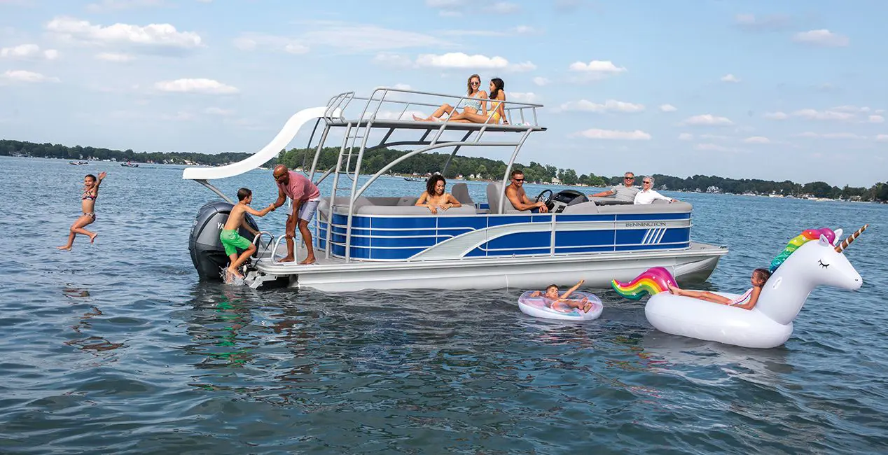 Family enjoying the lake on a Bennington L Line pontoon boat with Top Deck layout.