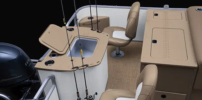 Overhead view of the livewell and fishing amenities on a Bennington L Line pontoon boat with Fishing layout.