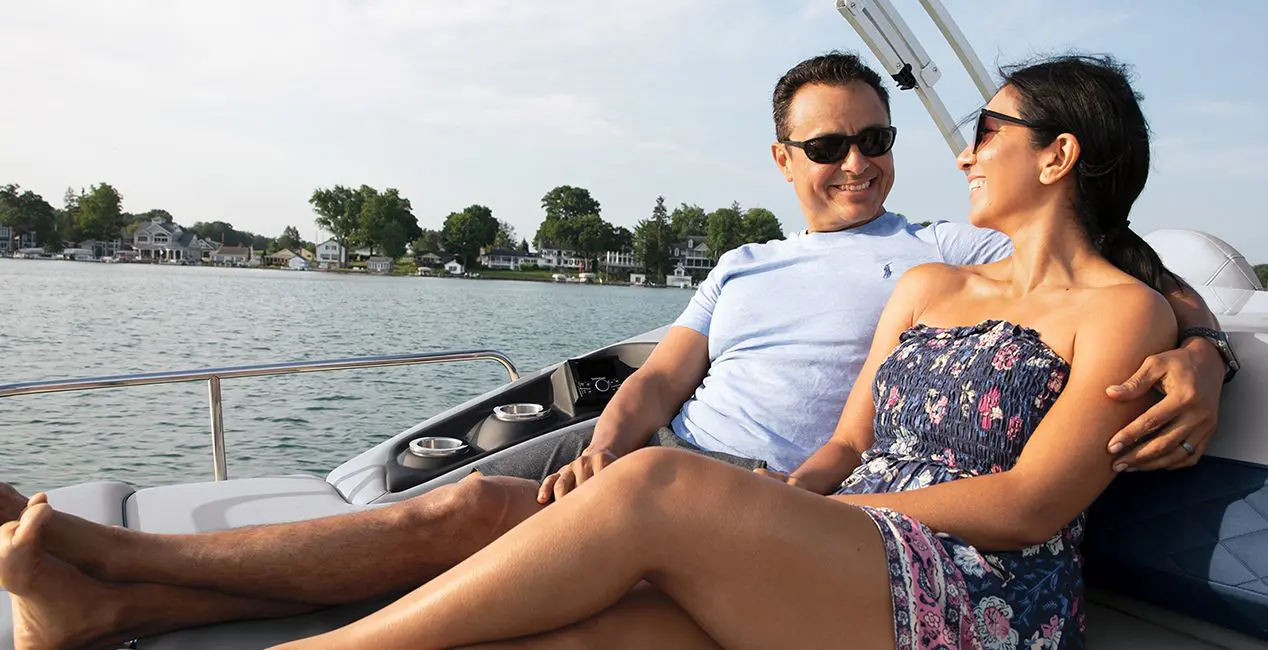Couple enjoying the lake on a Bennington L Line pontoon boat with Swingback layout.