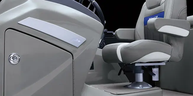 Side view of the captain's helm on a Bennington LX Sport pontoon boat.