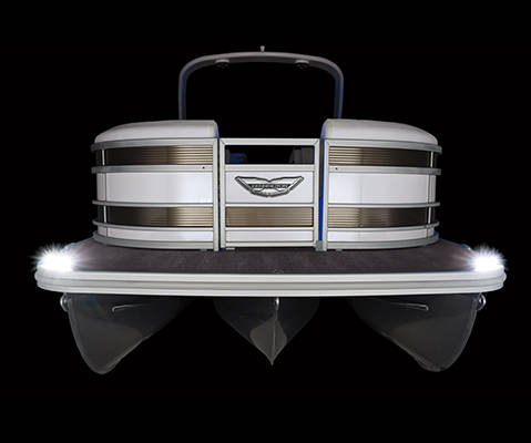 Vue ciblée sur la proue d’un bateau ponton Bennington R Line présentant la maniabilité et les ensembles haute performance. 