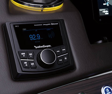 Interface du système Rockford Fosgate Audiosur le poste de pilotage d’un bateau ponton Bennington R Line.