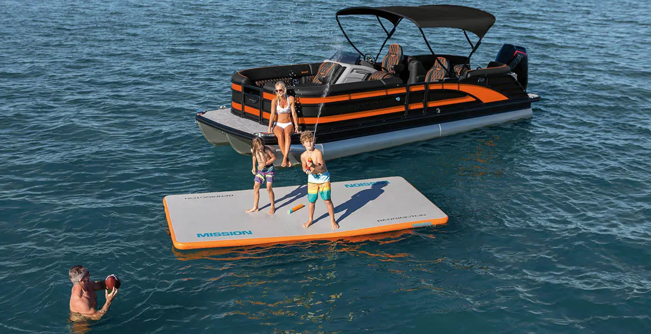 Enfants jouant sur un tapis flottant près d’un bateau ponton Bennington R Line.