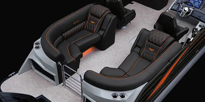 Vue aérienne de la banquette en poupe d’un bateau ponton Bennington R Line avec configuration Quad Bench.