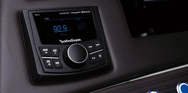 Interface audio Rockfosgate sur un bateau ponton Bennington R Line.