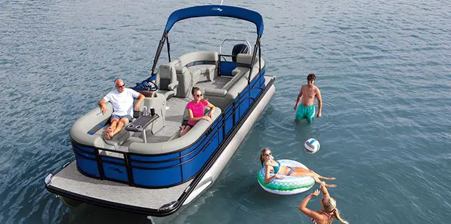 Aerial view of a family enjoying the water with their Bennington SX Line pontoon boat.