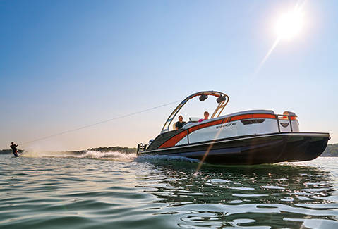 Overhead view of a Bennington Marine Pontoon creating a figure 8 on the water. 