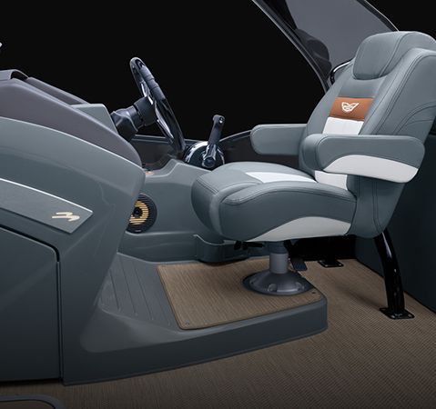 Captain's chair at the helm on a Bennington L Series pontoon. 