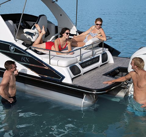 Family enjoying time on a Bennington RX cruising pontoon.