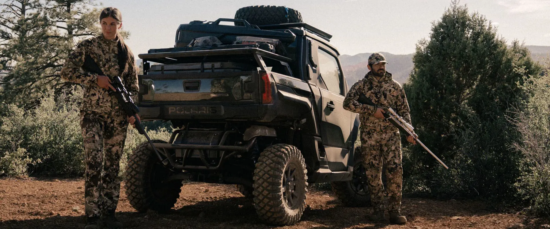 2 chasseurs s’éloignant de leur côte à côte d’aventure polaris xpedition adv