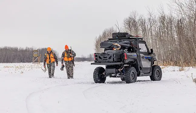 2 chasseurs marchant vers leur côte à côte polaris xpedition xp
