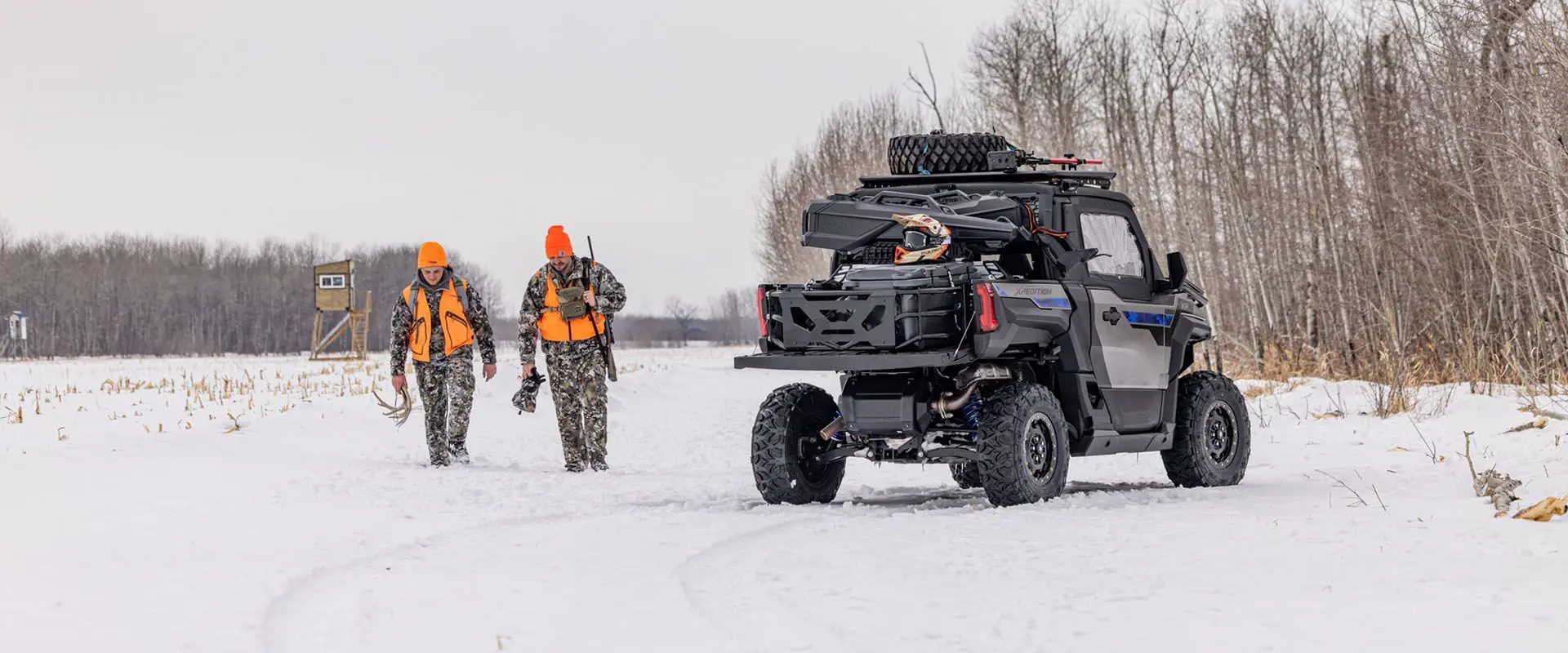 2 chasseurs marchant vers leur côte à côte polaris xpedition xp